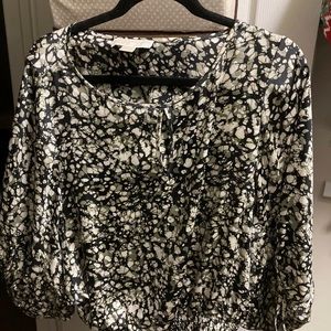 Michael Kors Blouse Great Condition. Wide length arms. Elastic at the bottom.
